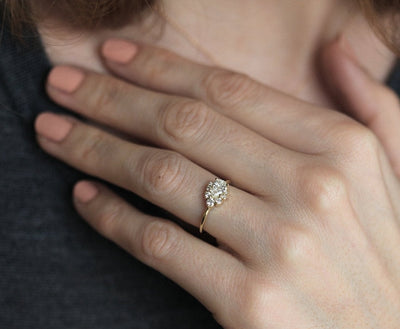 Birnenweißer Diamant-Cluster-Verlobungsring mit seitlichen weißen Diamanten