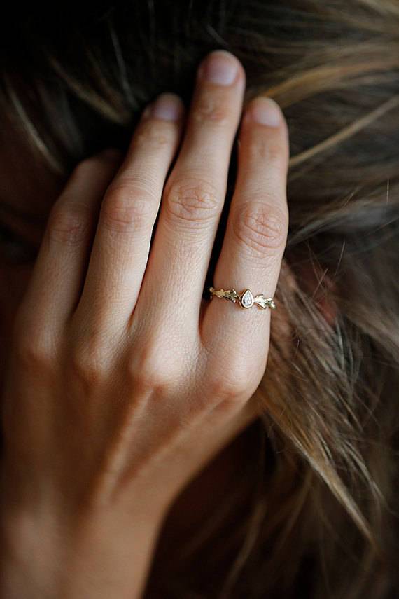 Birnenförmiger Verlobungsring mit weißem Diamant in Weinrebenform