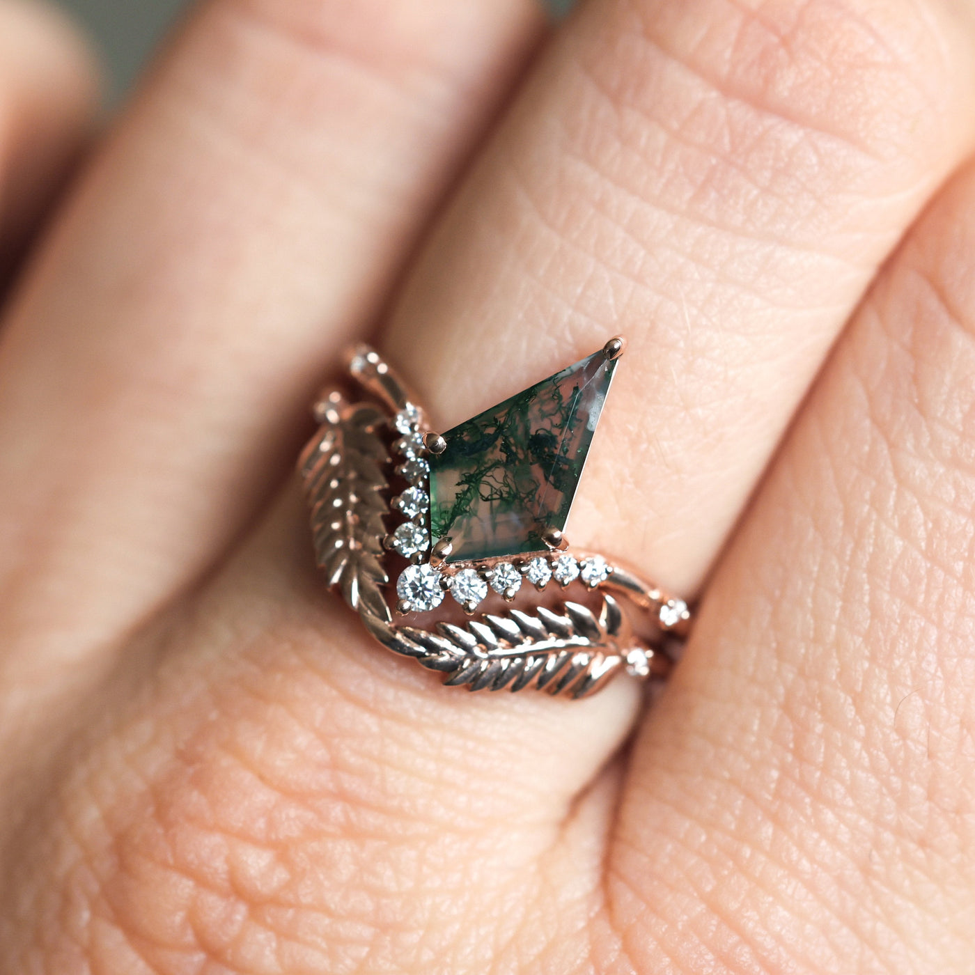 Einzigartiger Diamant-Drachen-Moos-Achat-Ring, besetzt mit Blattband, mit grünen Edelsteinen und Diamanten.