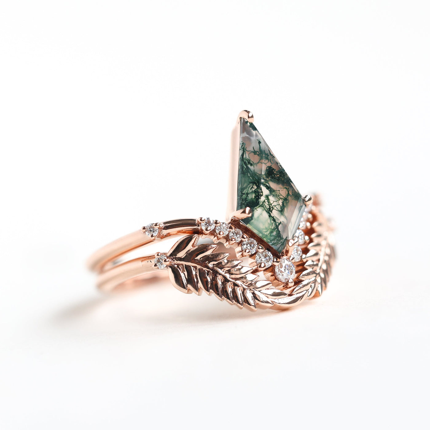 Nahaufnahme eines Diamant-Drachen-Moos-Achat-Rings, besetzt mit Blattband.