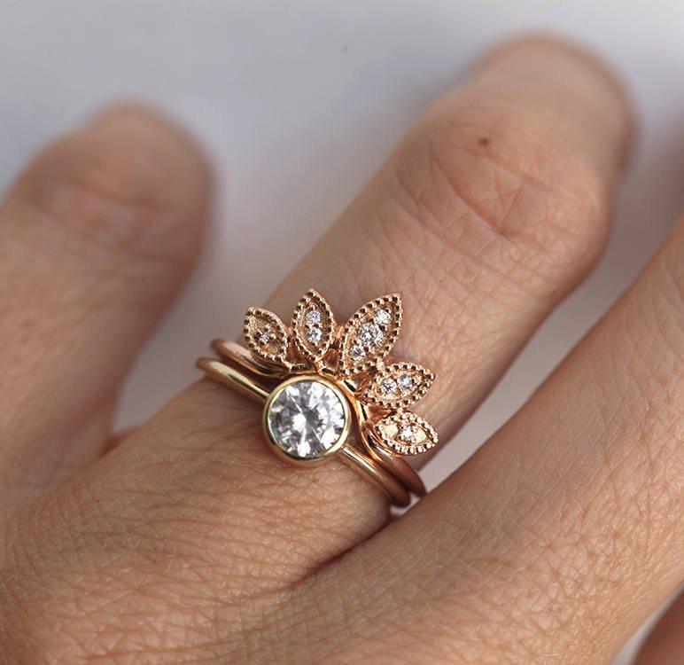 Runder Stapelring mit Blumenkrone und weißem Diamant