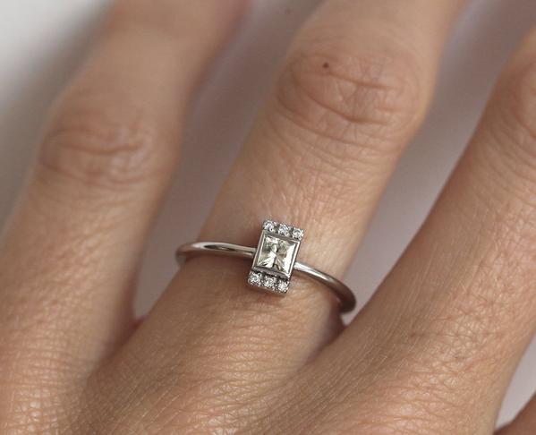 Eleganter Diamant-Verlobungsring mit zeitlosem Design.