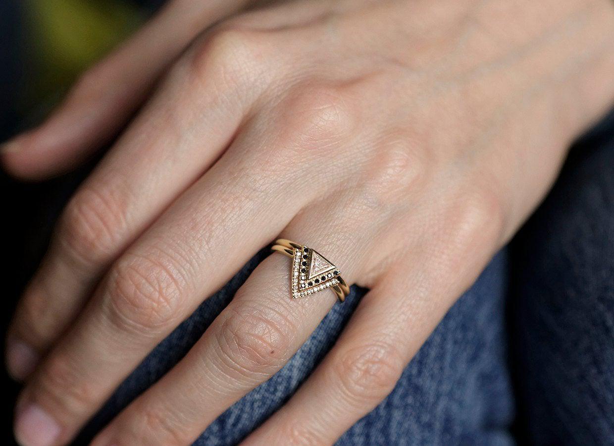 Moderner Halo-Verlobungsring mit weißem Diamant im Dreiecksschliff mit schwarzen und weißen Diamanten, die den Hauptedelstein umgeben