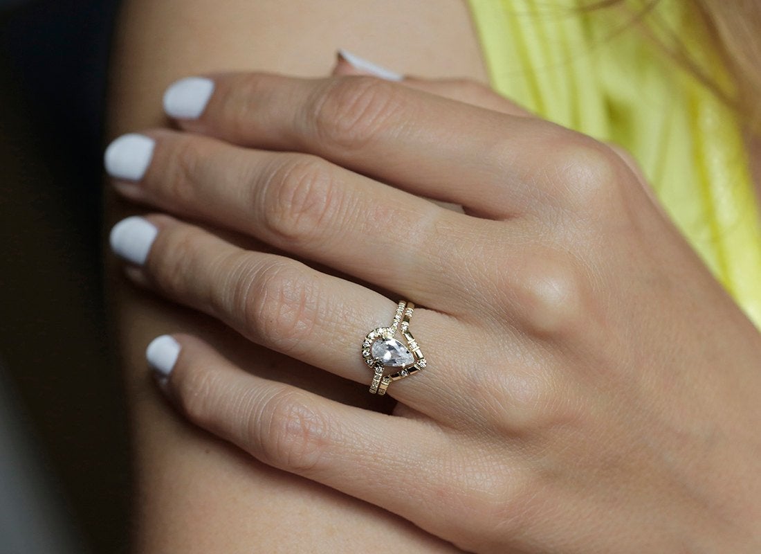 Birnenweißer Halo-Ehering mit Diamanten und seitlichen weißen Diamanten