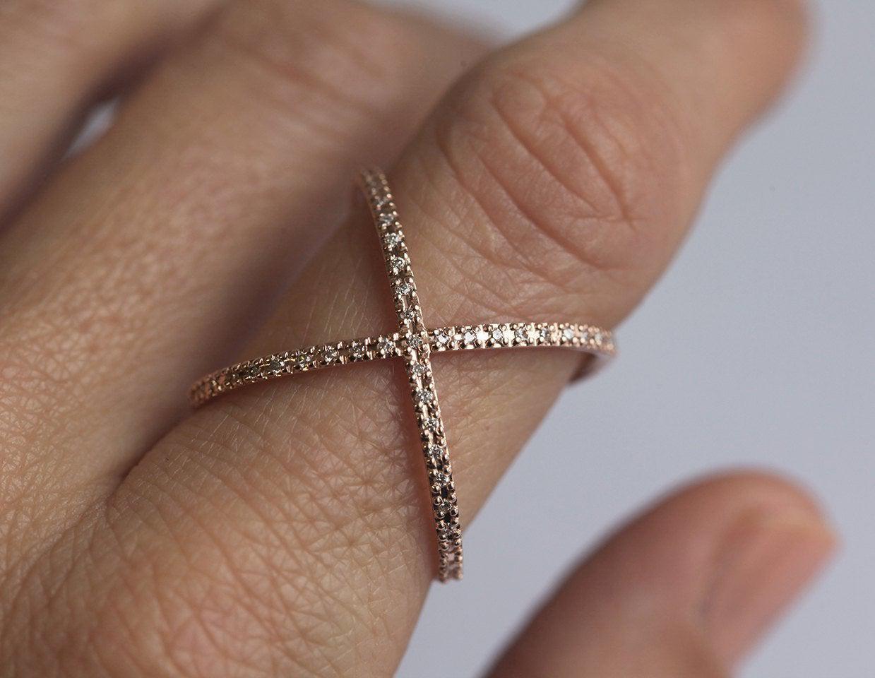 Ein einzigartiger, breiter X-Bar-Ring mit Diamanten in Pavé-Fassung