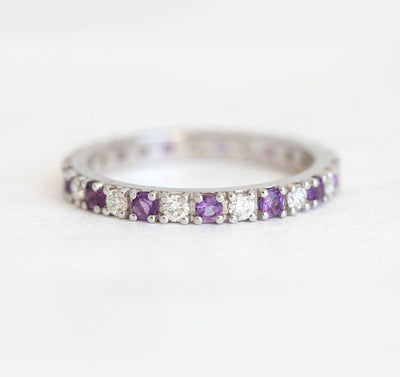 Rundes Eternity-Band mit weißen Diamanten, dessen Hälfte mit Amethysten und die andere Hälfte mit Diamanten gefüllt ist