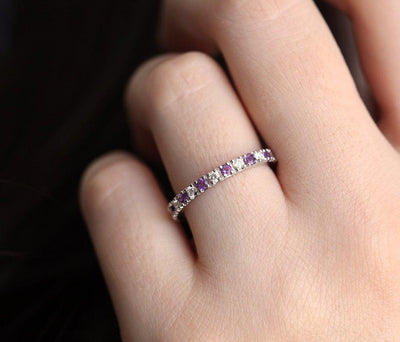 Rundes Eternity-Band mit weißen Diamanten, dessen Hälfte mit Amethysten und die andere Hälfte mit Diamanten gefüllt ist