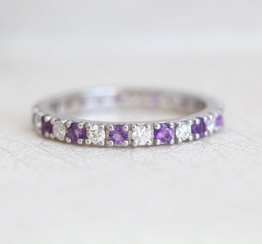 Rundes Eternity-Band mit weißen Diamanten, dessen Hälfte mit Amethysten und die andere Hälfte mit Diamanten gefüllt ist