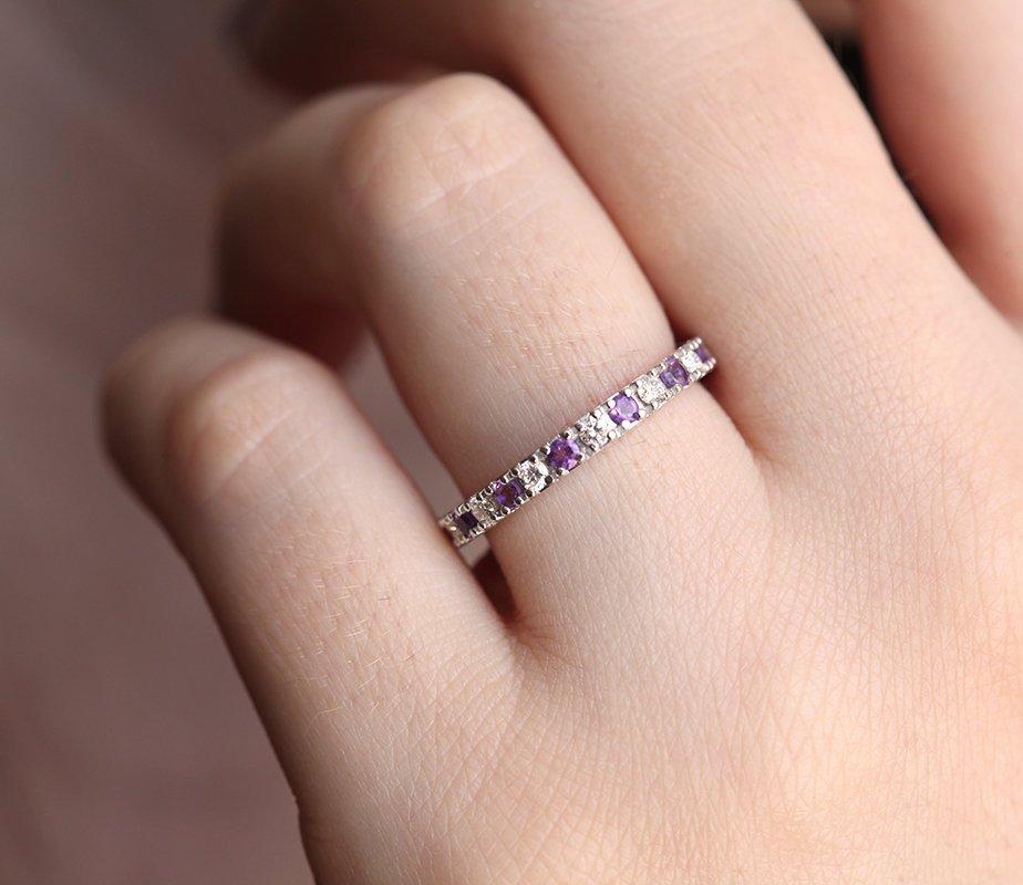 Rundes Eternity-Band mit weißen Diamanten, dessen Hälfte mit Amethysten und die andere Hälfte mit Diamanten gefüllt ist