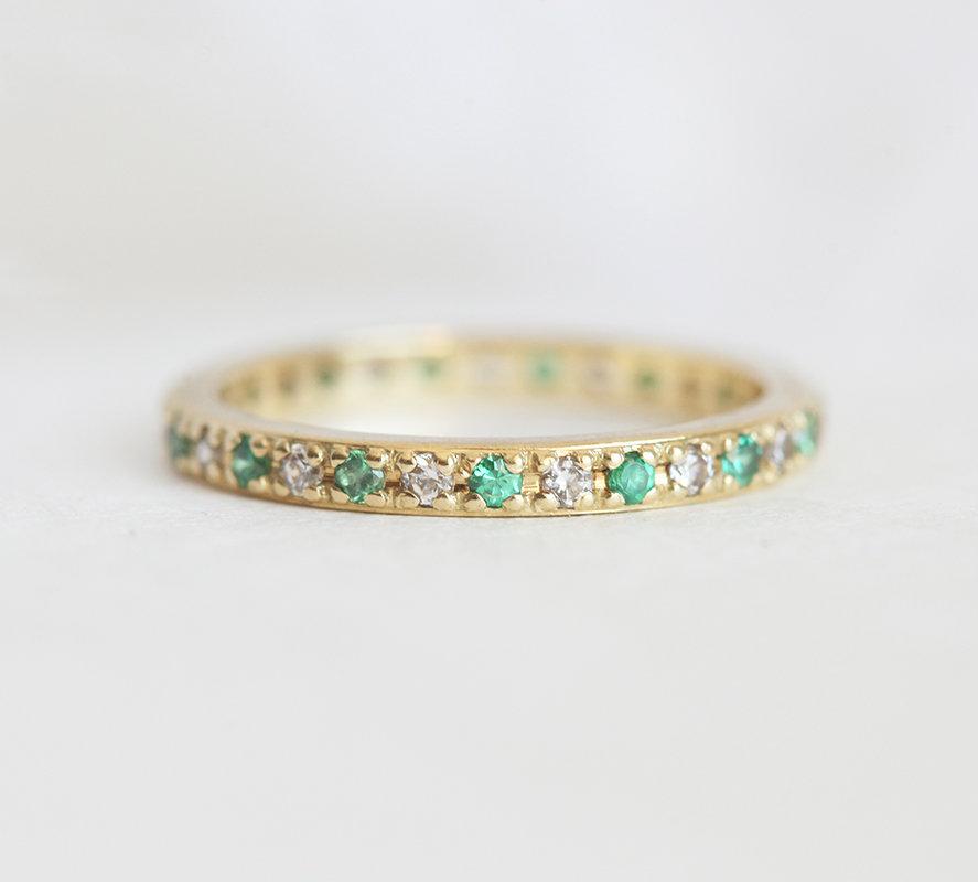 Handgefertigter Ring aus 18 Karat Gold mit Smaragd- und Diamantsteinen im Eternity-Band-Stil.