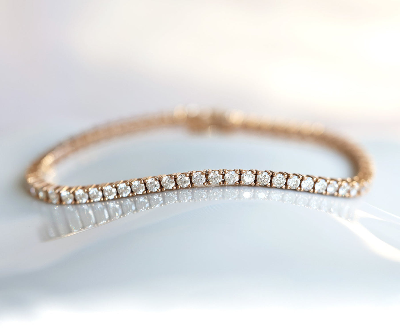 Diamantarmband aus 18 Karat Roségold, verziert mit brillanten Diamanten.