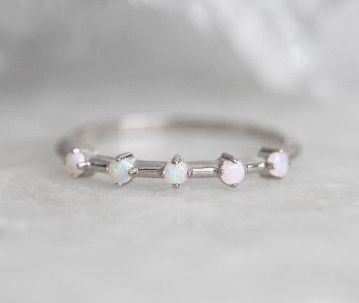 Runder Opal-Eternity-Ring mit 5 Opal-Edelsteinen