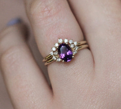 Ovaler Amethyst-Clusterring mit seitlichen runden weißen Diamanten