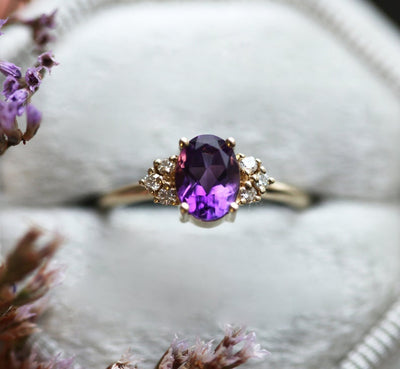 Ovaler Amethyst-Clusterring mit seitlichen runden weißen Diamanten