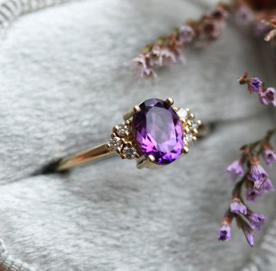 Ovaler Amethyst-Clusterring mit seitlichen runden weißen Diamanten