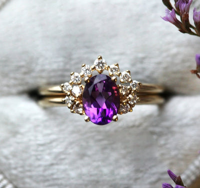 Ovaler Amethyst-Clusterring mit seitlichen runden weißen Diamanten