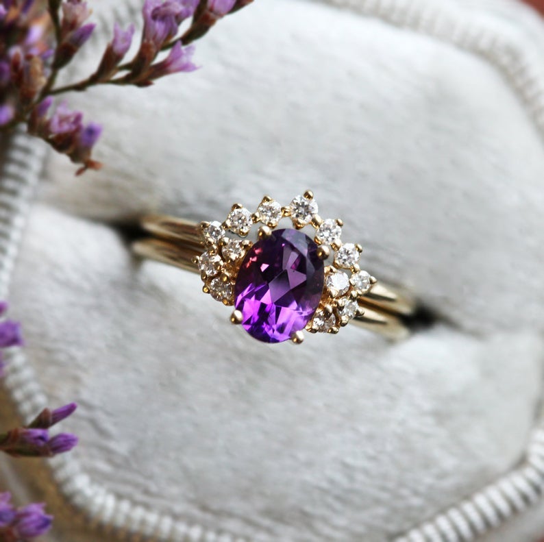 Ovaler Amethyst-Clusterring mit seitlichen runden weißen Diamanten