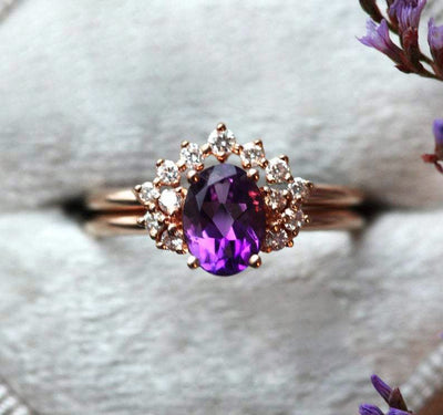 Ovaler Amethyst-Clusterring mit seitlichen runden weißen Diamanten