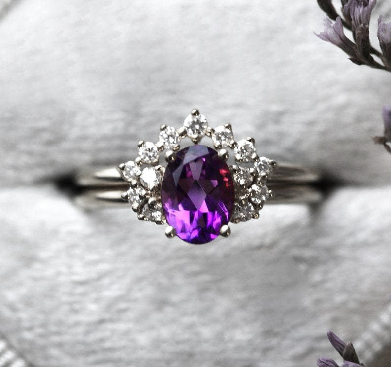 Ovaler Amethyst-Clusterring mit seitlichen runden weißen Diamanten