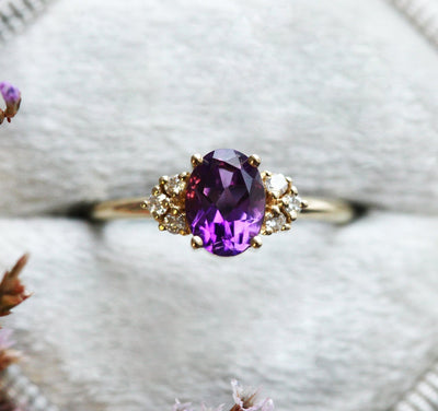 Ovaler Amethyst-Clusterring mit seitlichen runden weißen Diamanten