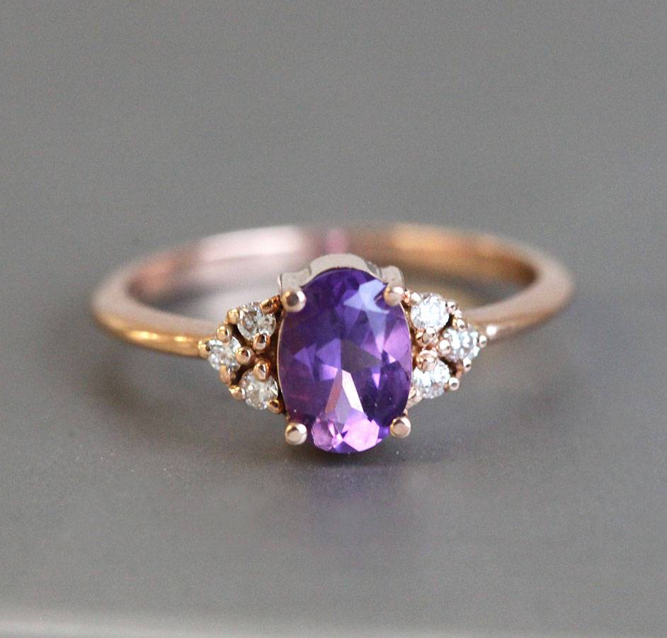 Ovaler Amethyst-Ring, besetzt mit seitlichen runden weißen Diamanten