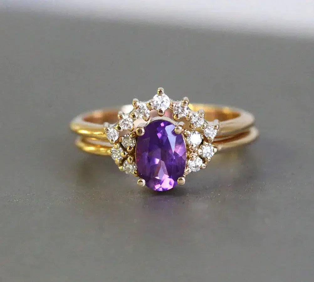 Ovaler Amethyst-Ring, besetzt mit seitlichen runden weißen Diamanten