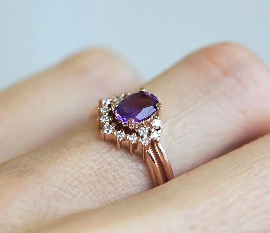 Ovaler Amethyst-Ring, besetzt mit seitlichen runden weißen Diamanten