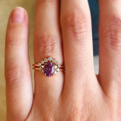 Ovaler Amethyst-Ring, besetzt mit seitlichen runden weißen Diamanten