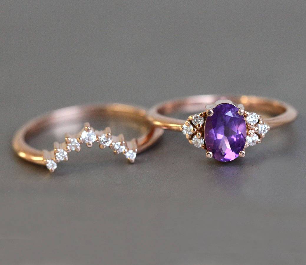 Ovaler Amethyst-Ring, besetzt mit seitlichen runden weißen Diamanten