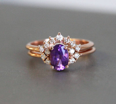 Ovaler Amethyst-Ring, besetzt mit seitlichen runden weißen Diamanten