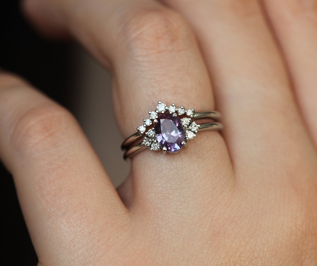 Lila ovaler Alexandrit-Ring mit 6 seitlichen runden weißen Diamanten mit Diamantkrone oben