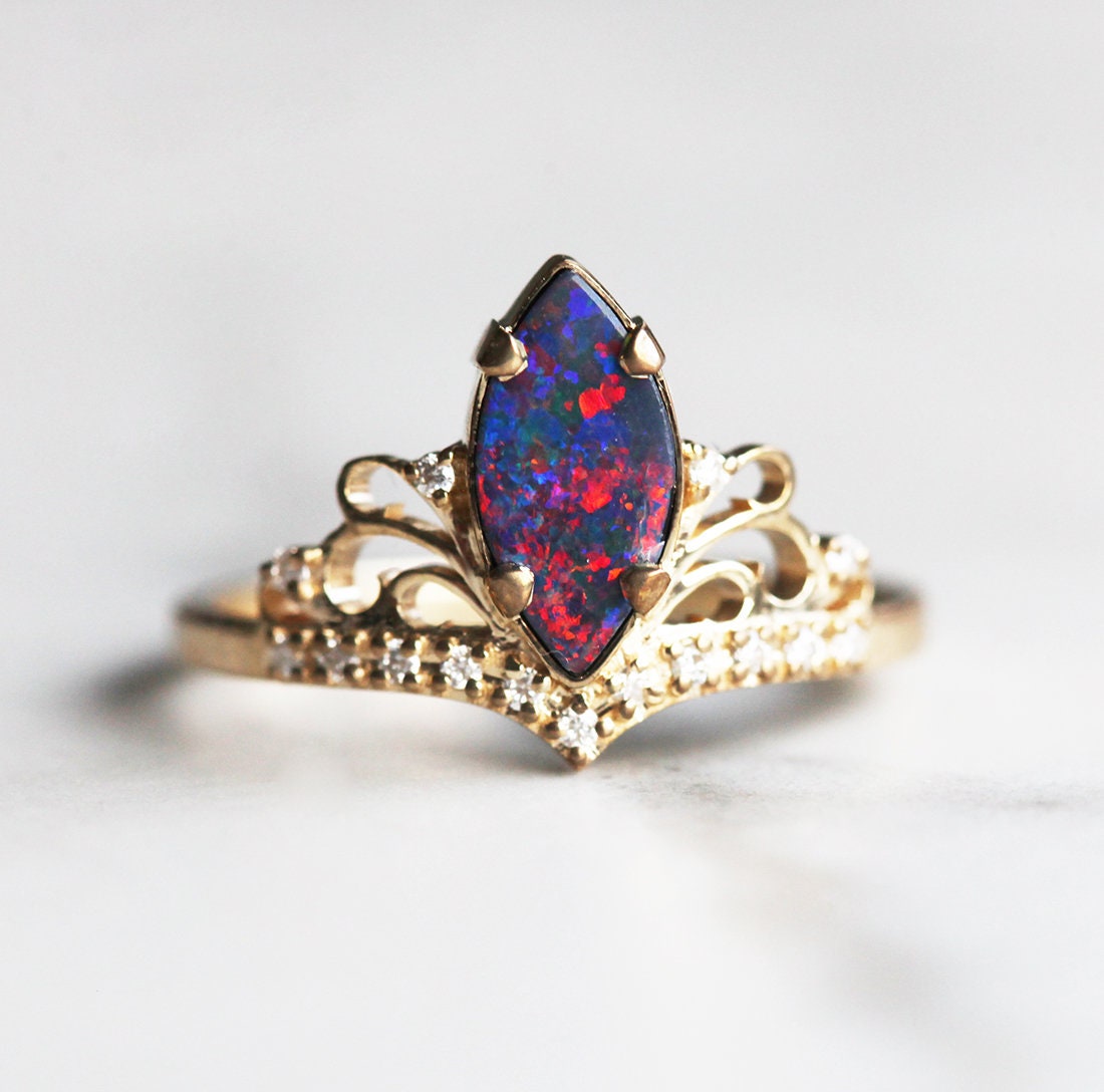 Schwarzer Opal-Vintage-Ring im Marquise-Schliff, verziert mit runden weißen Diamanten