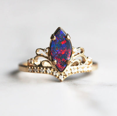 Schwarzer Opal-Vintage-Ring im Marquise-Schliff, verziert mit runden weißen Diamanten