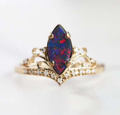 Schwarzer Opal-Vintage-Ring im Marquise-Schliff, verziert mit runden weißen Diamanten