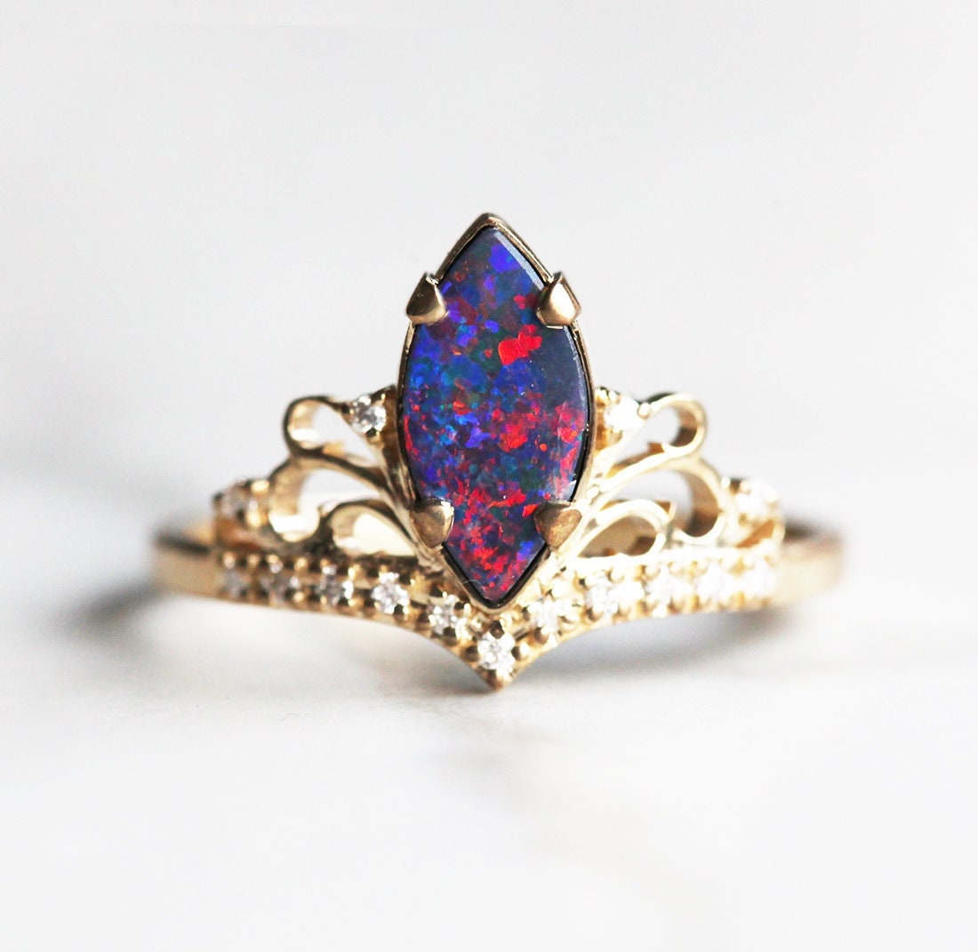 Schwarzer Opal-Vintage-Ring im Marquise-Schliff, verziert mit runden weißen Diamanten