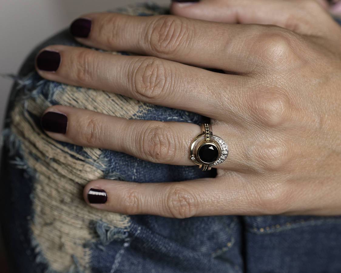 Nahaufnahme des Eclipse-Ringsets mit schwarzem Diamant oder Onyx, das komplizierte Details hervorhebt.