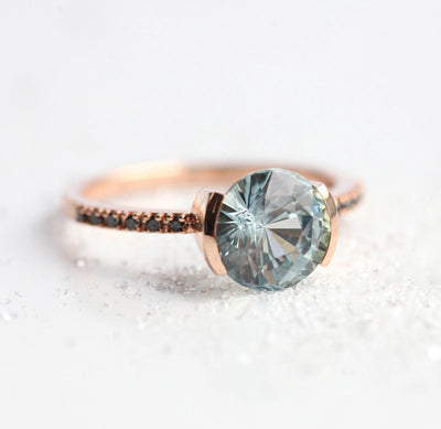 Runder blauer Saphirring mit schwarzem Diamant an der Seite