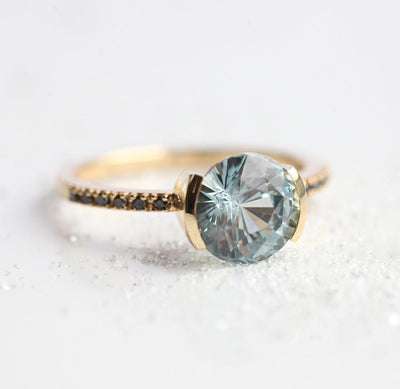 Runder blauer Saphirring mit schwarzem Diamant an der Seite