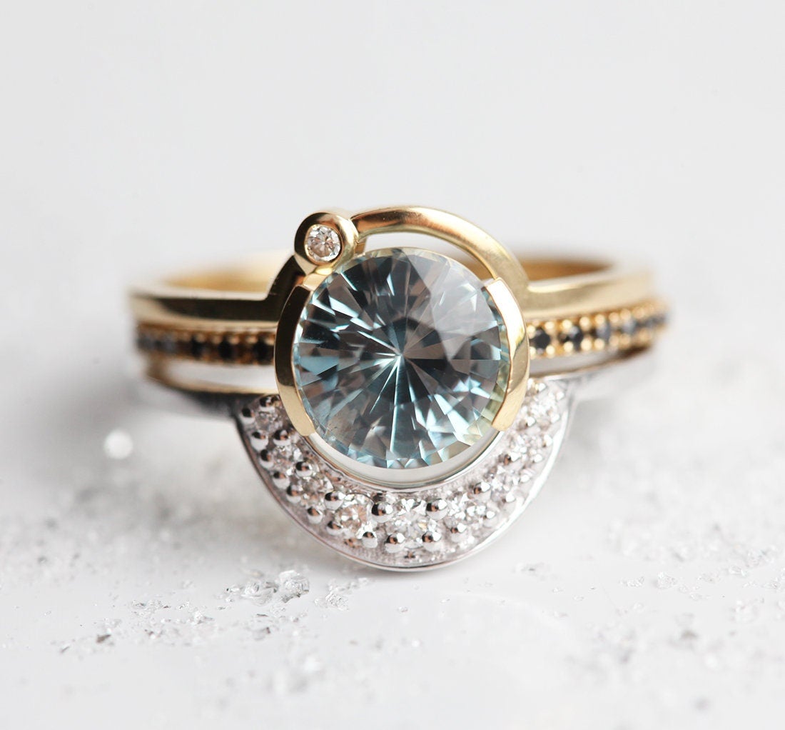 Runder blauer Saphirring mit schwarzem Diamant an der Seite