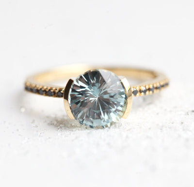 Runder blauer Saphirring mit schwarzem Diamant an der Seite