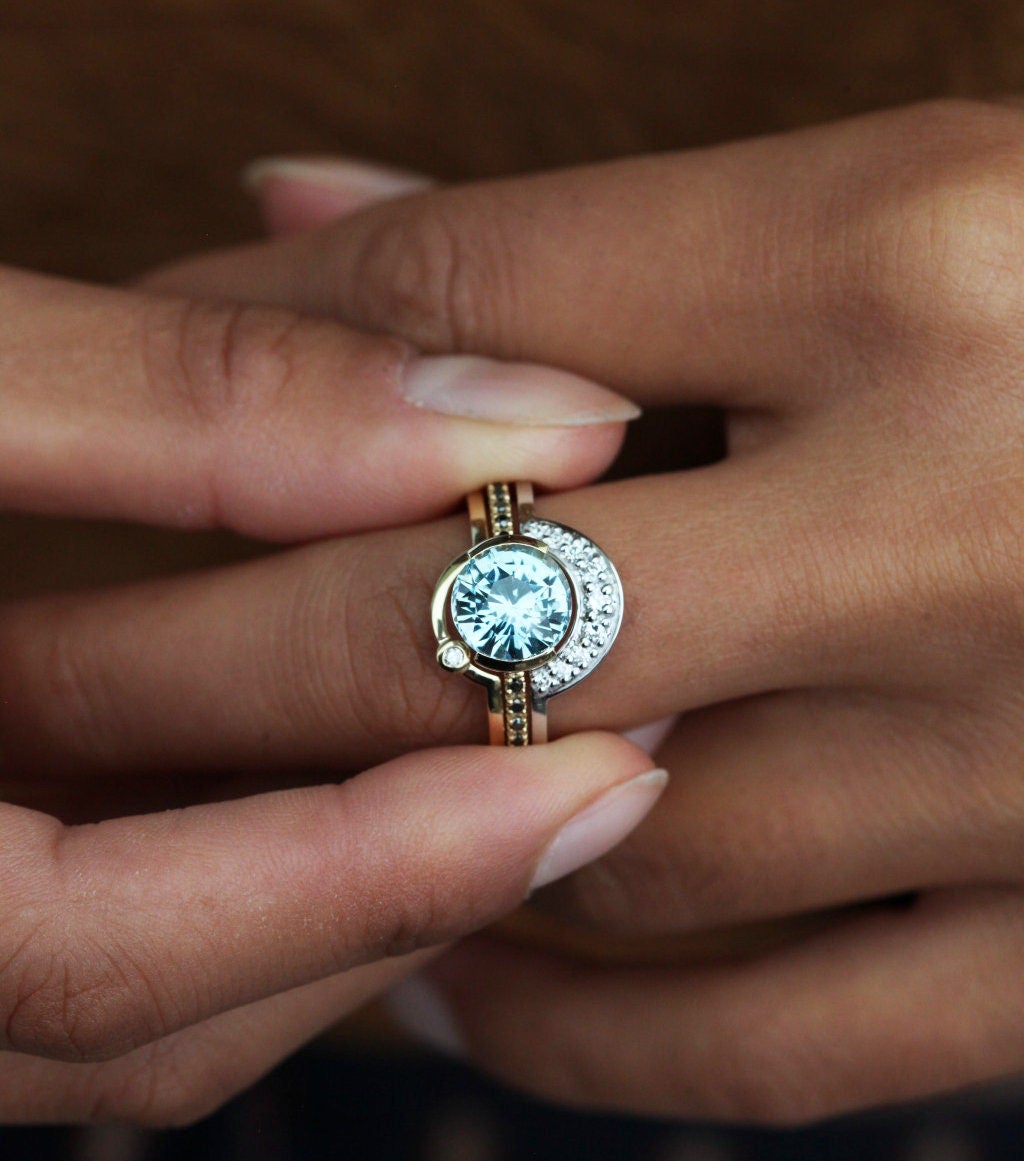 Runder blauer Saphirring mit schwarzem Diamant an der Seite