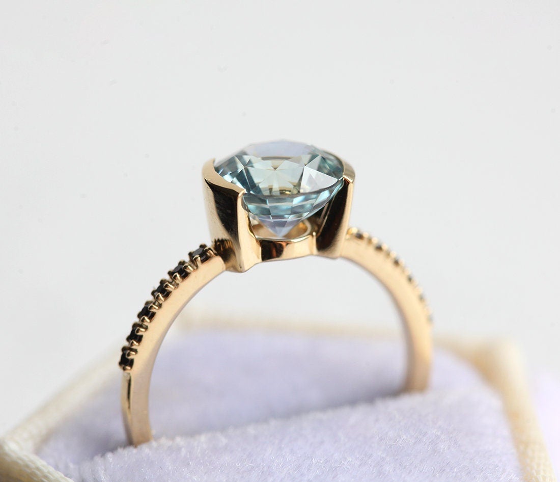 Runder blauer Saphirring mit schwarzem Diamant an der Seite