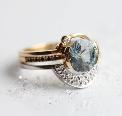 Runder blauer Saphirring mit schwarzem Diamant an der Seite