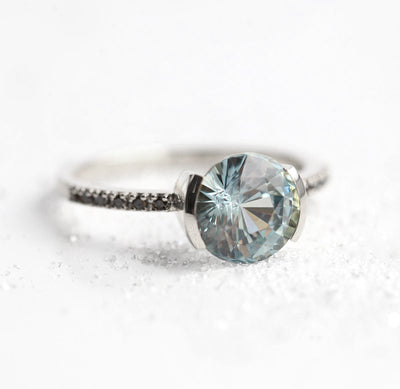 Runder blauer Saphirring mit schwarzem Diamant an der Seite