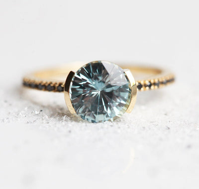 Runder blauer Saphirring mit schwarzem Diamant an der Seite