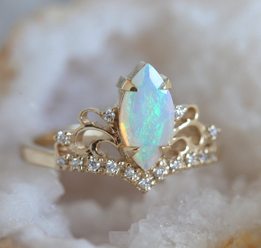 Opal-Vintage-Ring im Marquise-Schliff mit sorgfältig angeordneten runden weißen Diamanten