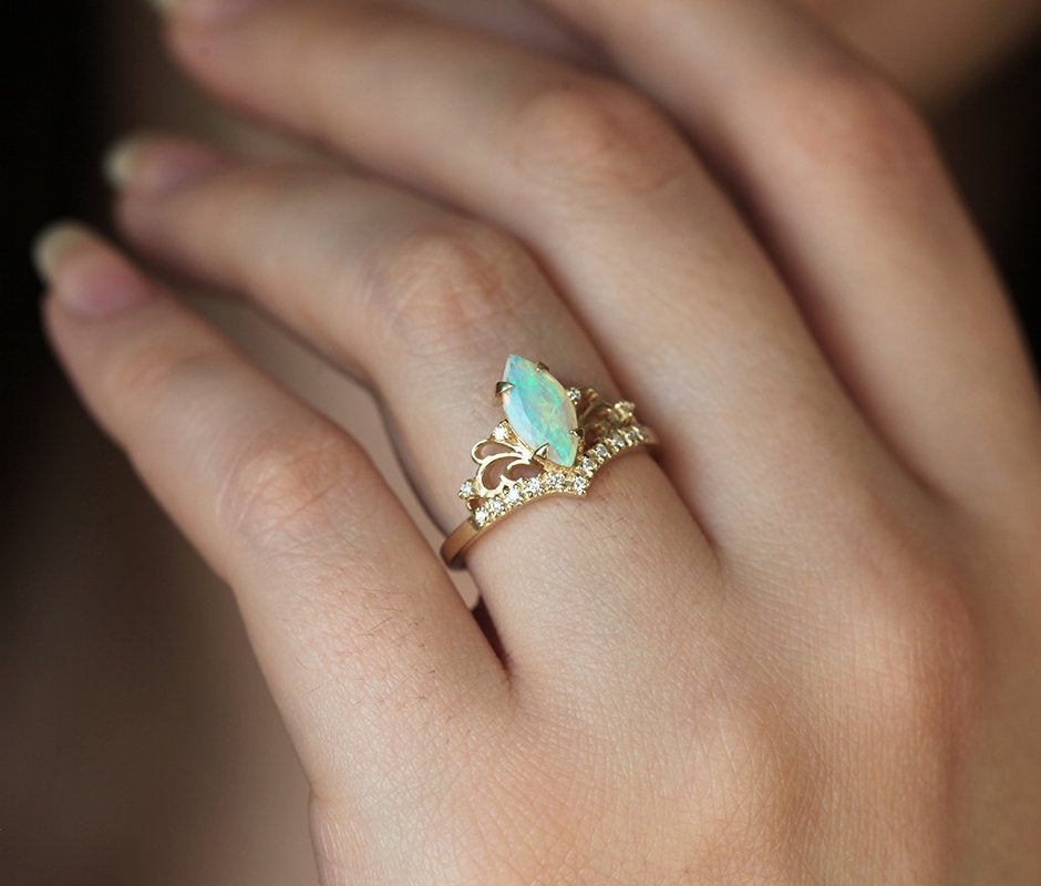 Opal-Vintage-Ring im Marquise-Schliff mit sorgfältig angeordneten runden weißen Diamanten