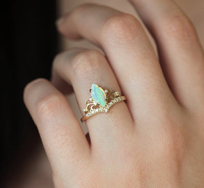 Opal-Vintage-Ring im Marquise-Schliff mit sorgfältig angeordneten runden weißen Diamanten