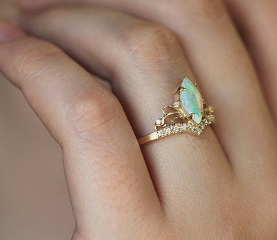 Opal-Vintage-Ring im Marquise-Schliff mit sorgfältig angeordneten runden weißen Diamanten