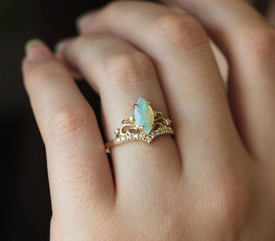 Opal-Vintage-Ring im Marquise-Schliff mit sorgfältig angeordneten runden weißen Diamanten